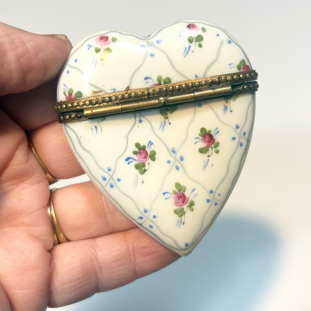 French Limoges Peint Main hinged heart-shaped trinket box - Picture 2 of 10